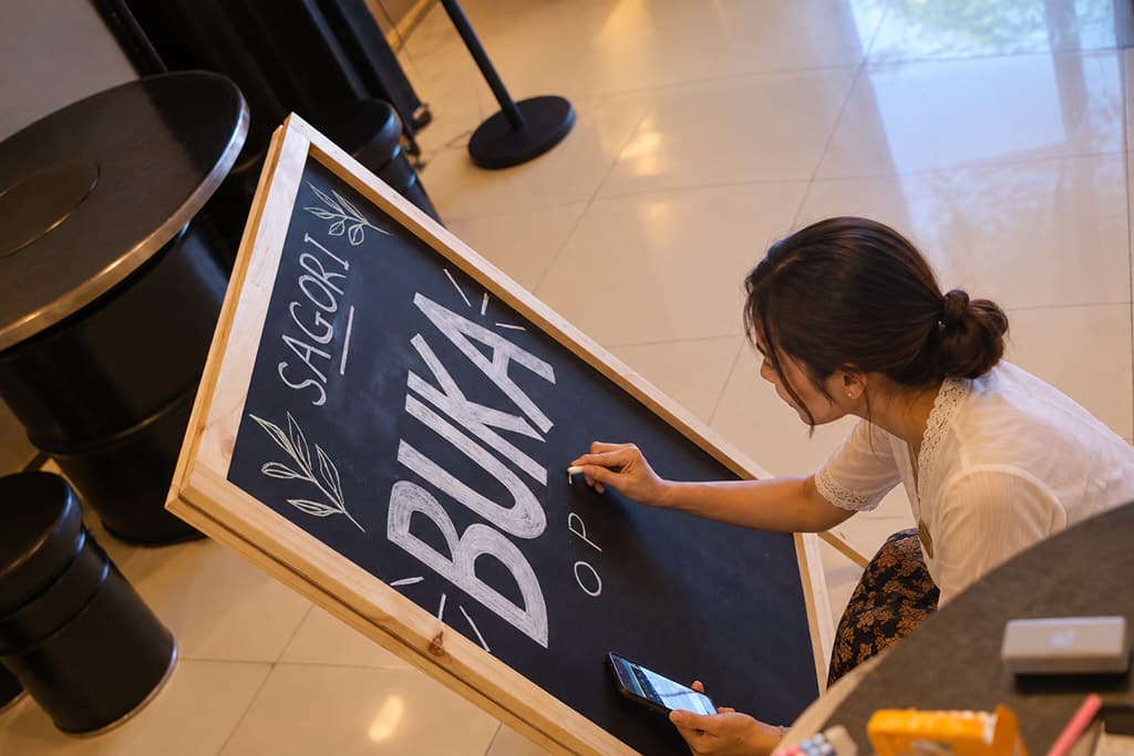 Tim Sagori bekerja di restoran Citraland, Surabaya