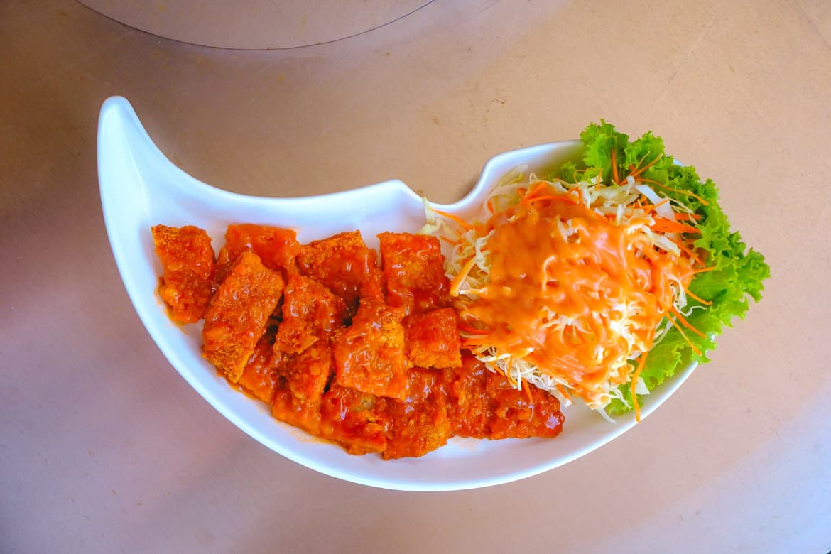 Donkatsu, potongan daging babi yang dibalut tepung roti dan digoreng hingga renyah di Sagori